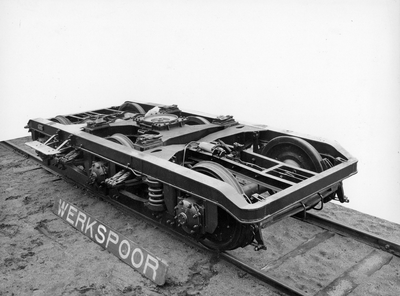 172066 Afbeelding van een drie-assig loopdraaistel, bestemd voor de diesel-electrische treinstellen DE 5 (serie 51-68) ...